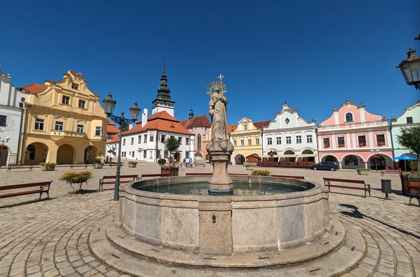 Pelhřimovské náměstí s kašnou